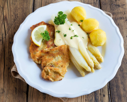 Schnitzel mit frischem Spargel aus Wilsche