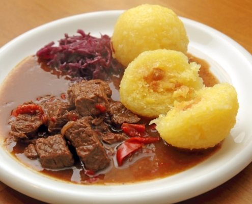 Hausgemacht Wilsche _ Wildgulasch mit Rotkohl und Klößen